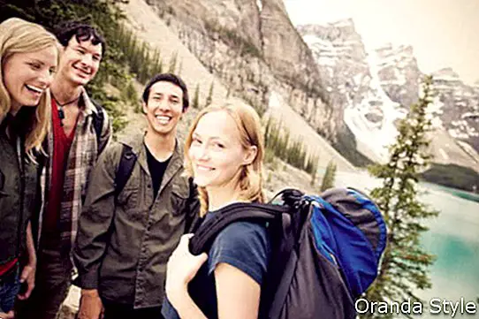 Eine Gruppe von Freunden auf einem Wandercamping in den Bergen