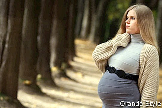Schwangere Frau zu Fuß