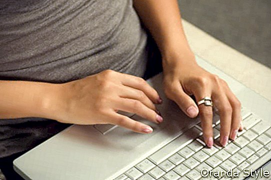 Gyönyörű spanyol nő pihentető otthon és dolgozik laptop