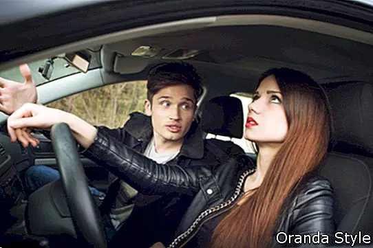 joven pareja discutiendo en un auto