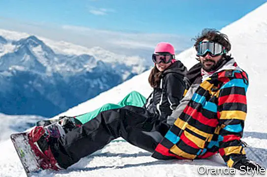 fiatal pár élvezi a téli hegyek