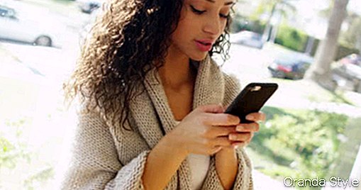 Wanita cantik cantik mengirim sms di ponsel