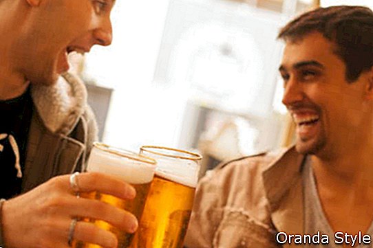 Vidám fiatal emberek birtoklás móka sört iszik a szabadban