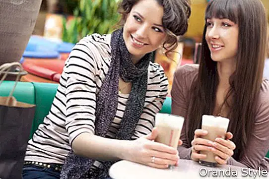 Barátok nevettek és mosolyogva ebédelnek egy kávézóban