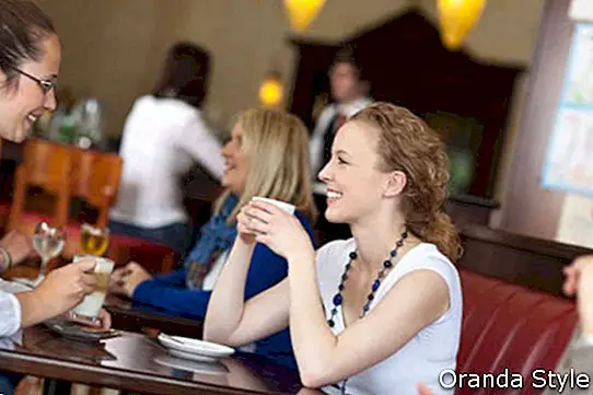 A vendégek élvezik a kávét egy étteremben