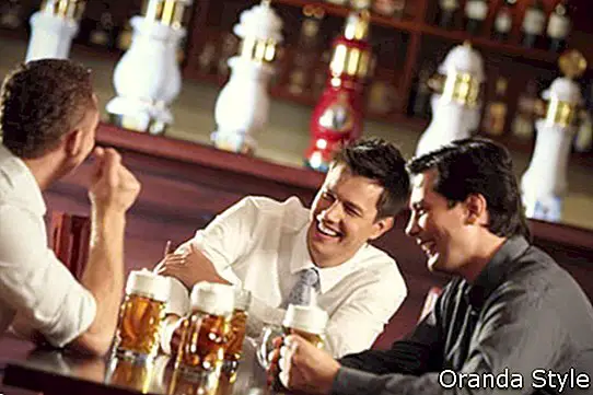 приятели, пиещи бира в бар