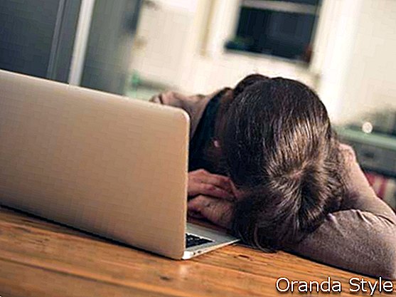 nő feküdt egy laptop