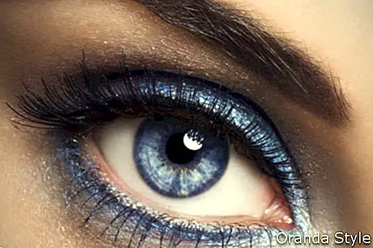 Makeup Mata Kucing Biru