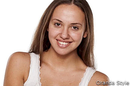 lächelnde junge Frau ohne Make-up