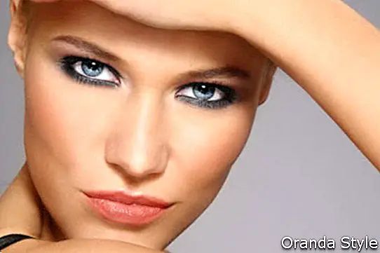 schönes stilvolles blondes Mädchen mit modischem Make-up