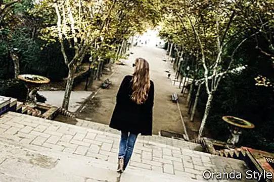Eine Frau, die Treppe hinunter in Barcelona geht