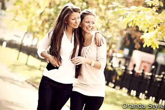 Zwei fröhliche Mädchen Zwillinge auf der Straße