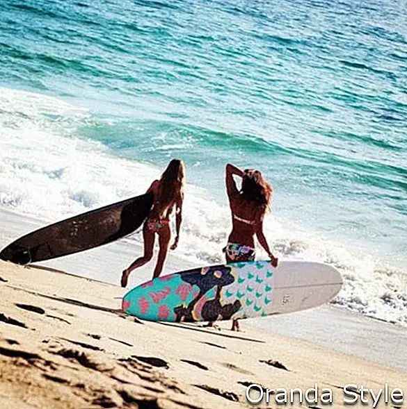Surfen mit zwei jungen Frauen
