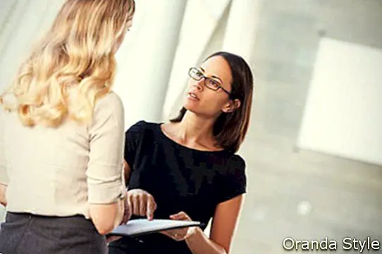 Zwei Geschäftsfrauen, die informelles Treffen im modernen Büro haben