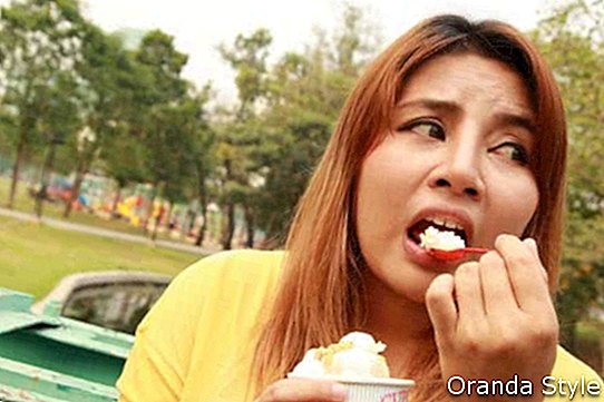 Molliges Mädchen mit dem schuldigen Gefühl, Eiscreme zu essen
