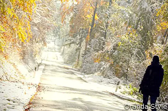 nő séta a színes havas erdőben