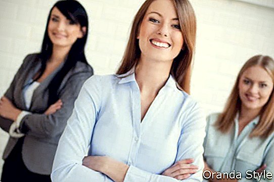Három üzleti nő mosolyogva