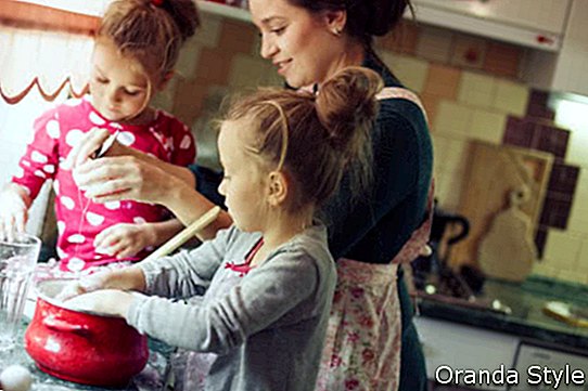 Anya vele öt éves gyerekekkel főzés ünnepi pite a konyhában