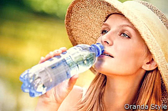 nő kalapban ivóvíz
