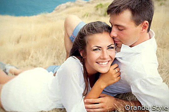 glückliches junges Paar in der Natur genießen