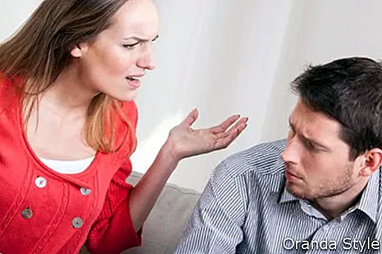 Frau und Mann streiten sich