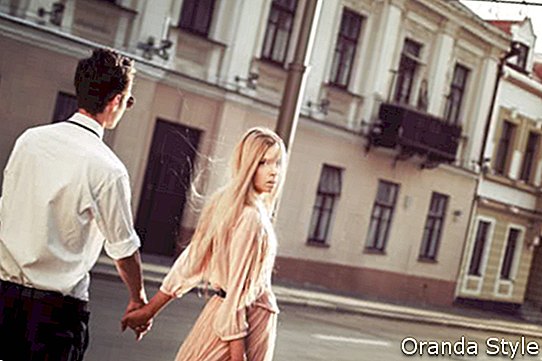 Jauna mada elegantiška stilinga pora pozuoja gatvėse