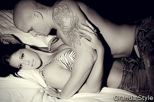 lelaki dan wanita tato di atas katil