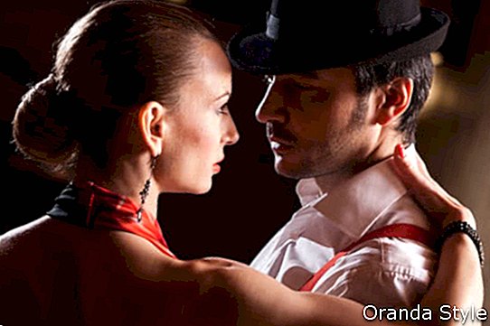 Nahaufnahme eines Mannes und der Frau, die argentinischen Tango tanzen