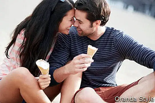 glückliches Paar mit Eis in der Nähe von Santa Monica Pier