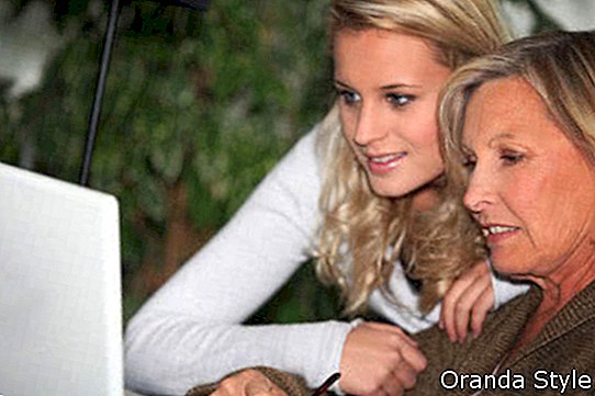 Anya és lánya használ laptop
