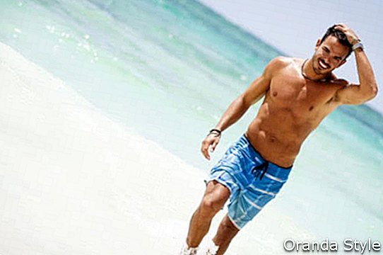 attraktiver junger Mann an einem tropischen Strand