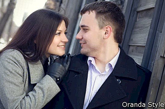 lächelnde junge Paare im Winter