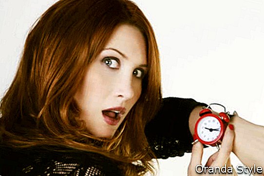 mlada ženska, ki pokaže, koliko je ura