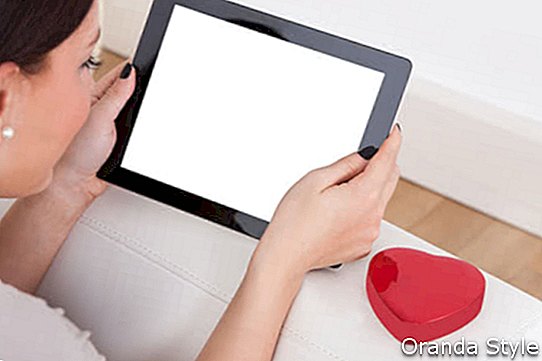 Frau-Dating-Online-on-Tablet