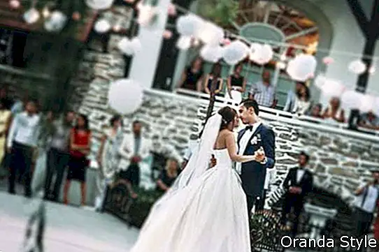 زوجين يرقصان في حفل زفاف