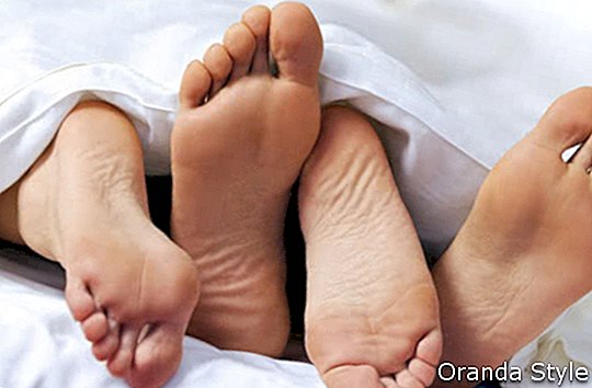 пару ніг під час занять сексом у ліжку