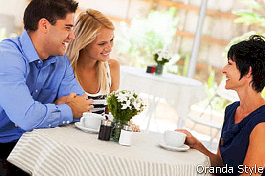 junge Frau mit Freund treffen zukünftige Schwiegermutter im Café