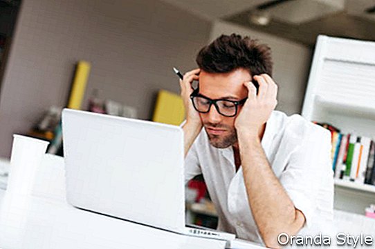fáradt üzletember laptop irodában dolgozik