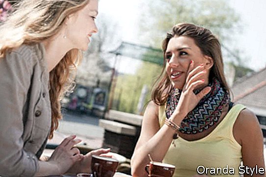 Zwei Freundinnen reden und trinken Kaffee im Café