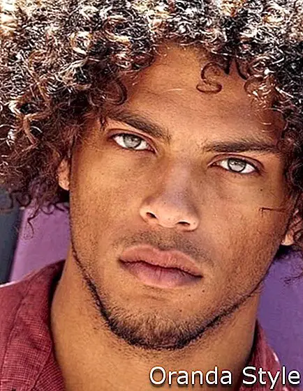 mand-med-grønne-øjne-og-afro-hår