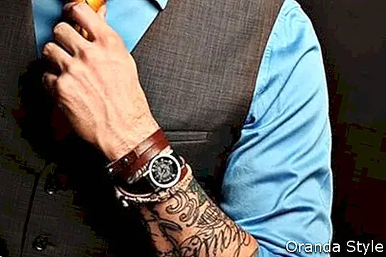 Tattoo-auf-dem-Arm-unter-dem-Anzug