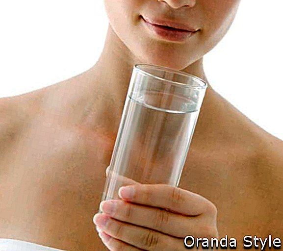 млада здрава жена и чаша чиста вода