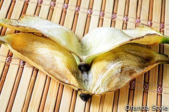 Banán héja a bambuszon
