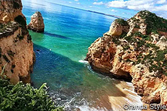 Schöne Bucht mit Bergen und schönen Ansichten der Küste Portugal