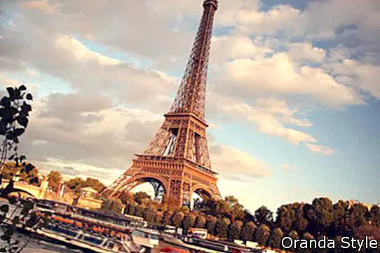 Eiffelturm mit Boot in Paris