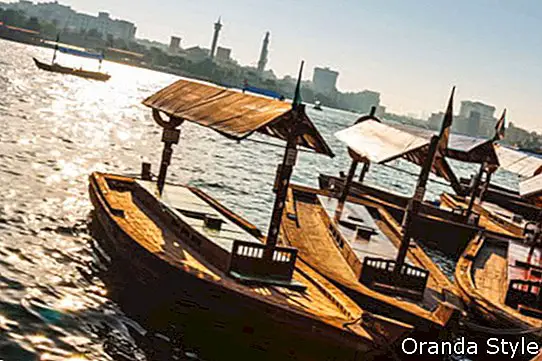 Лодки с такси на залива на залива в Дубай