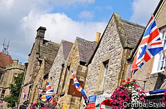 Reihe von britischen Flaggen auf Shopwänden in der Stadtmitte Bakewell
