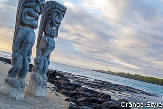 Le statue in legno di Pua conoscono il momento migliore per visitare le Hawaii, ma non lo stanno dicendo
