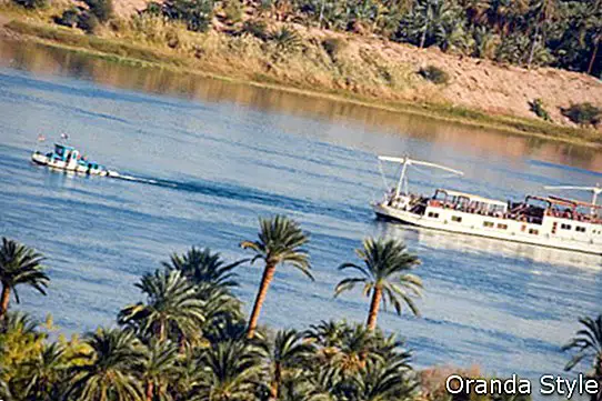 čamac na rijeci Nile