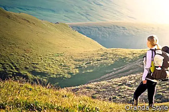 Pengembara Wanita dengan hiking Hiking di Gunung dengan landskap musim panas yang indah